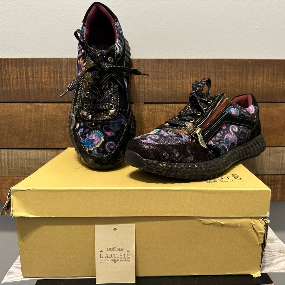 L'ATISTE Women's Black and Multicolor Patterned Sneakers